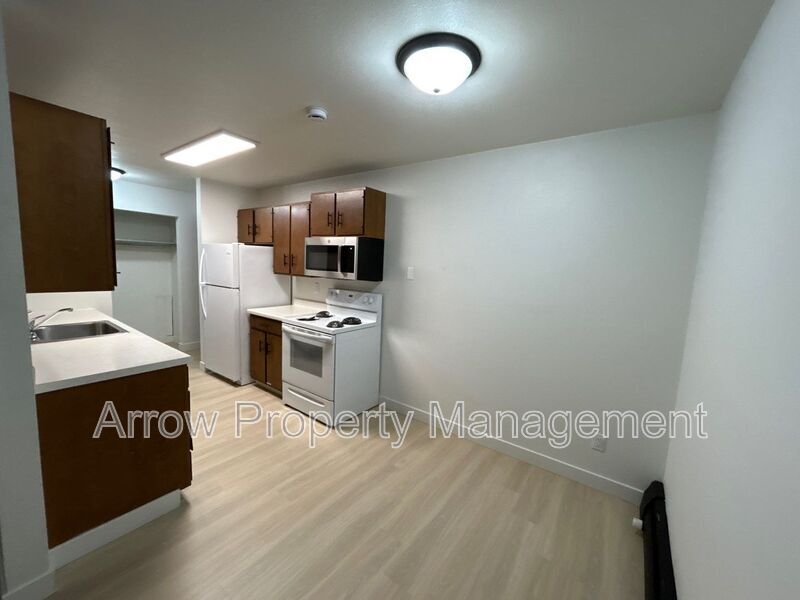 Primary Photo - 215 E Arbor Ave