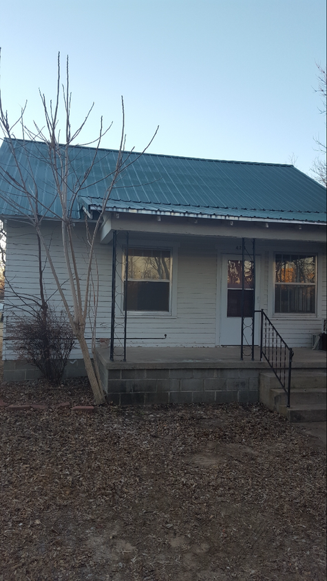 Primary Photo - $650 - 2 bed 1 bath - Single Family Home