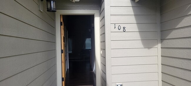 Building Photo - 108 SW Little Meadow Ln