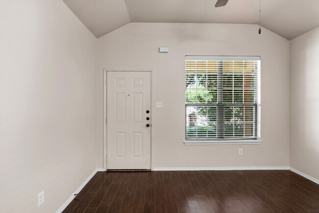 Building Photo - Beautiful 3 Bedroom Duplex Located in Gran...