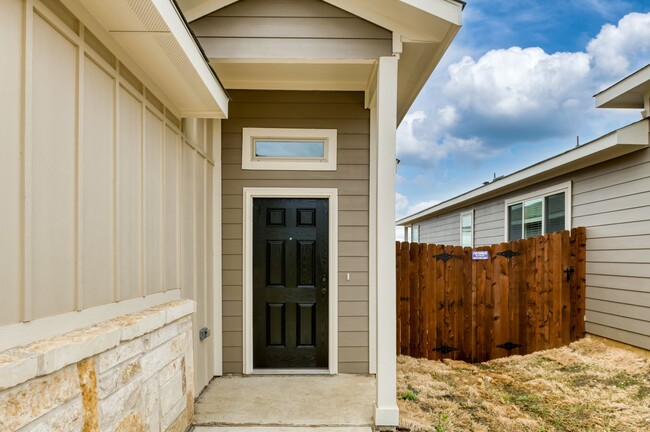 Building Photo - GORGEOUS 3 BEDROOM DUPLEX LOCATED IN MIDLO...