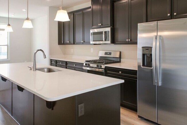 Foto del edificio - New Construction 3-Level Townhome w/ High-...