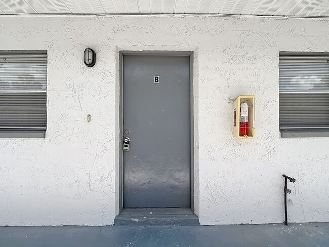 Building Photo - 65th Terrace N - Triplex