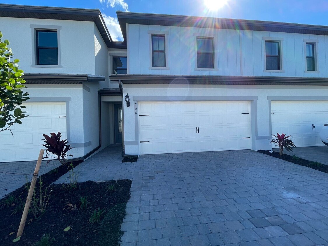 Primary Photo - ANNUAL RENTAL - 3 BED/ 2.5 BATH TOWNHOUSE ...