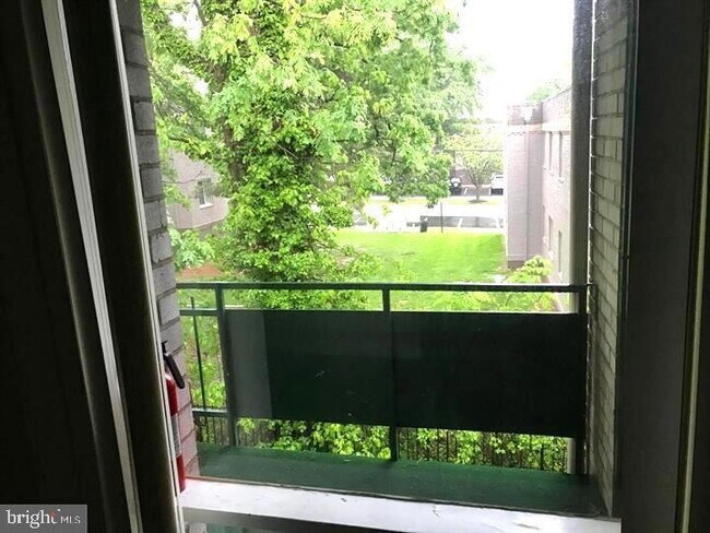 Foto del edificio - 9282 Adelphi Rd