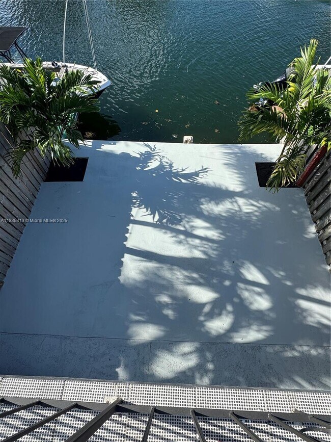 Foto del edificio - 2221 NE 123rd St