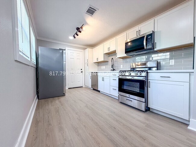 Building Photo - 2418 Kingsdale Dr