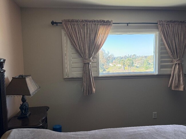 Ventana del dormitorio principal 2 - 7010 Dennison St