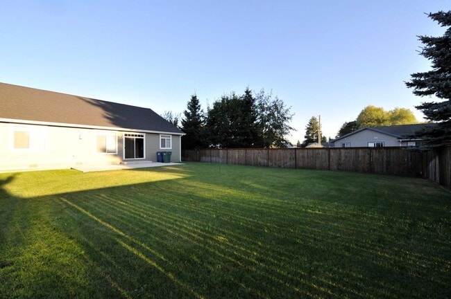 Building Photo - 3 bed 2.5 bath rancher with gas fireplace
