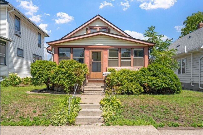 Building Photo - Your Timeless Haven in St. Paul for $1,999...