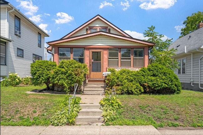 Building Photo - Your Timeless Haven in St. Paul for $1,999/month! $250 OFF 1st MONTH! 6 months lease is an option!