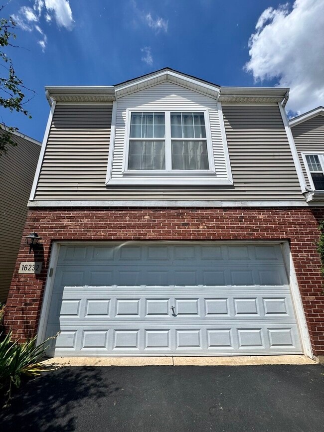 Building Photo - 16232 Golf View Dr