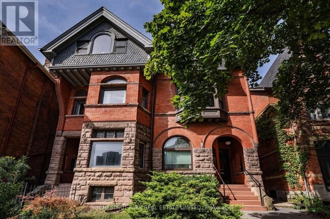 Building Photo - 554 Spadina Cres