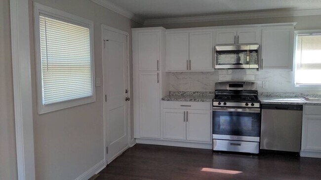 Building Photo - 453 Fairfax Dr