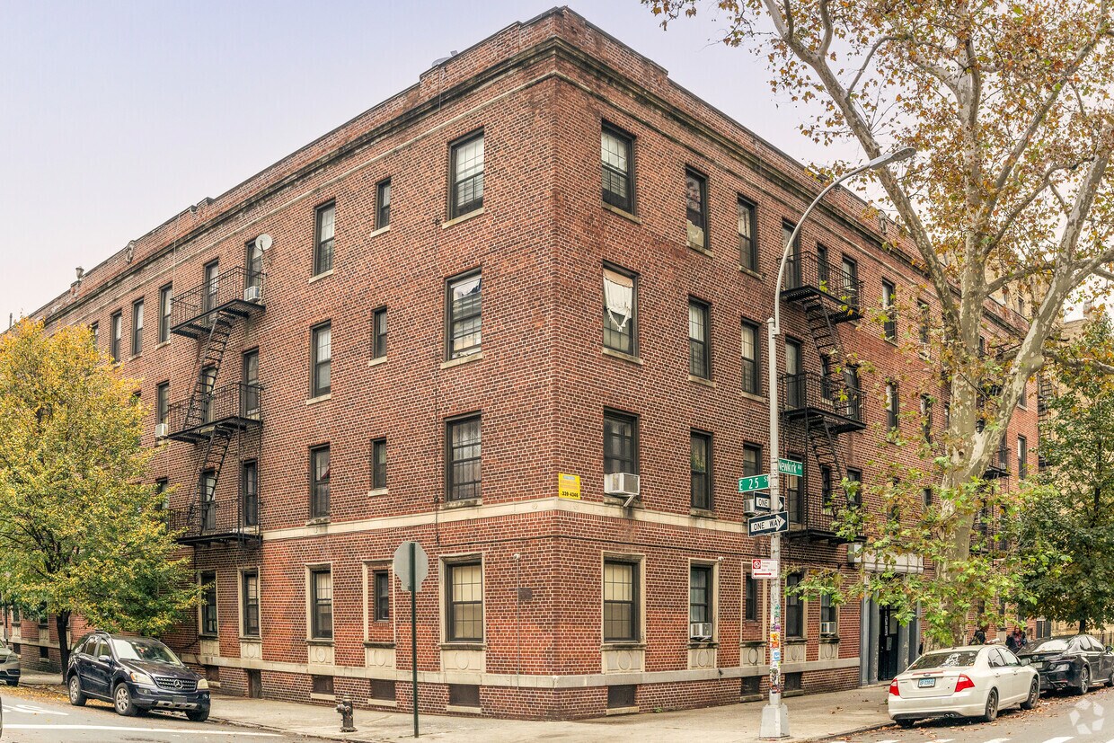 Tribunal de Dora 2501-2511 Newkirk Ave - Dora Court