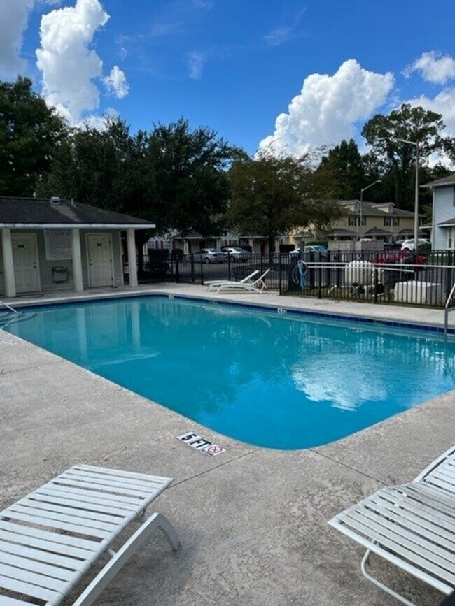 Foto del edificio - The Address That Has It All!  Chase Hollow Condominiums