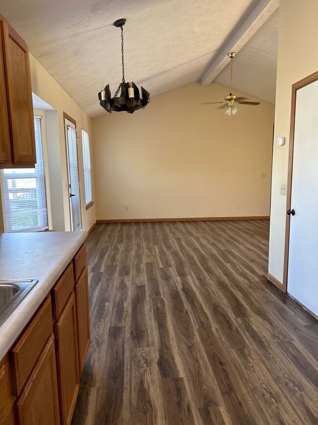 Building Photo - Hey Nixa! 3 Bed 2 bath ready for you!