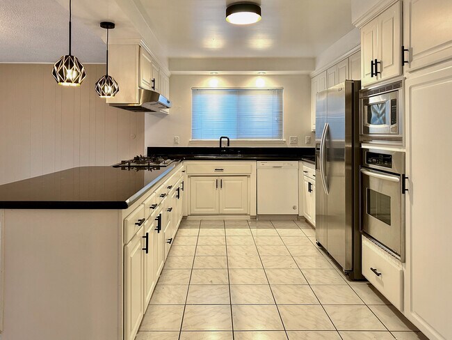Large kitchen with gas cooktop, stainless steel appliances (fridge with water filter and ice maker), - 1592 W Sim Pl
