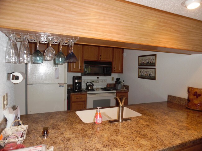 Building Photo - 4040 Oakview Dr