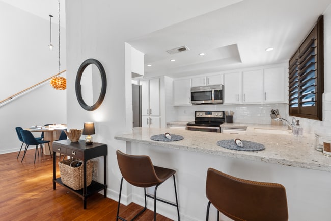 Building Photo - 526 Via De La Valle