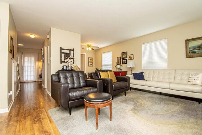 Building Photo - 2 bedroom 1.5 bath townhome in Hillcrest