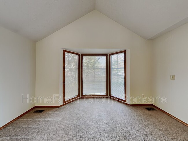 Building Photo - 1024 E Brierwood Ct