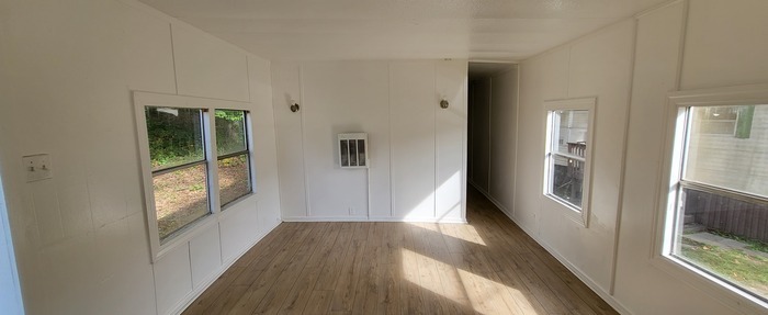 Building Photo - Sunshine Park: Three Bedroom Available