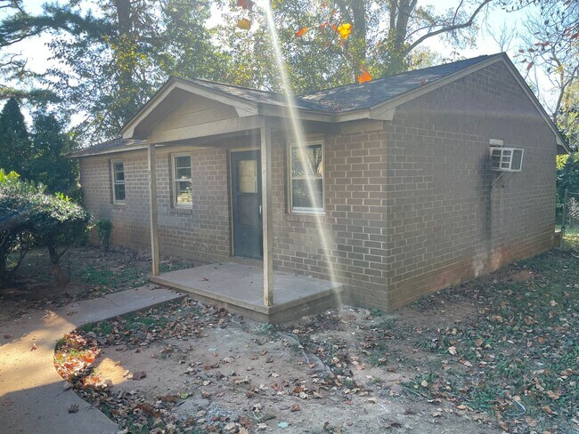 Foto del edificio - Renovated 3 bedroom 1 bathroom house