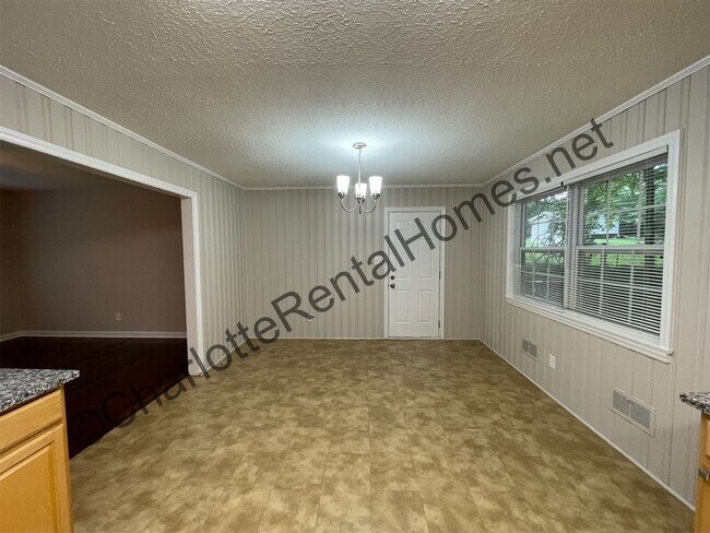 Building Photo - Nice home on quiet street