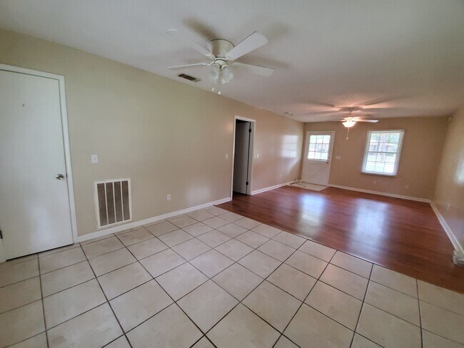 Foto del edificio - 105 Springdale Rd