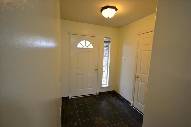 Building Photo - 19319 Otter Trail Ct