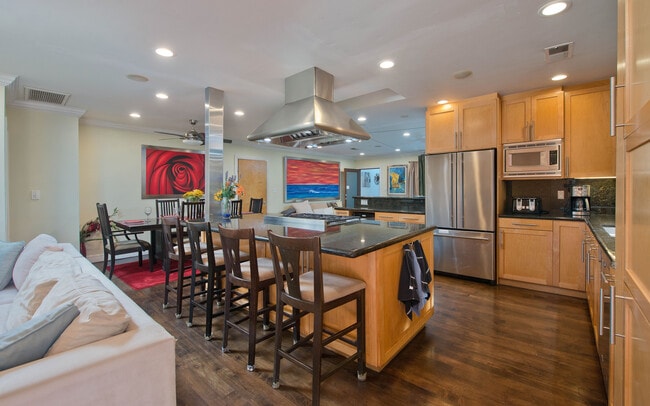 Building Photo - 807 Warren Ave