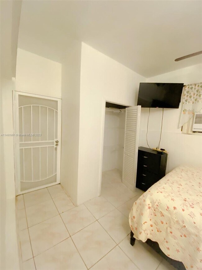 Foto del edificio - 325 NE 127th St