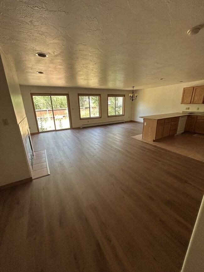 Foto del edificio - 355 Jenkins Ranch Rd