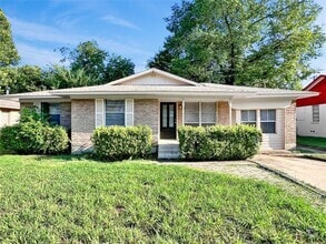 Building Photo - 920 Manhattan Dr