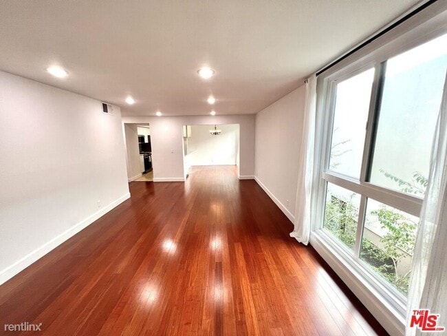 Building Photo - 2 br, 2 bath Condo - 911 N Kings Rd Apt 221
