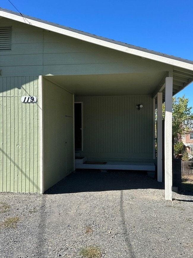 Building Photo - Lincoln Duplex