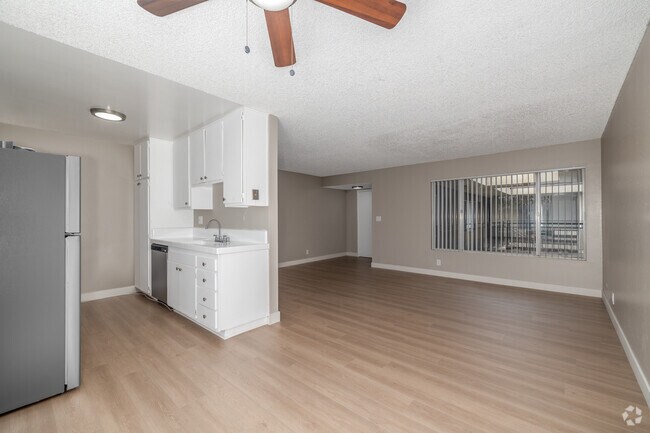 2 habitaciones, 2 baños - 1050 pies cuadrados - Sala de estar - 925 N. Inglewood Ave.