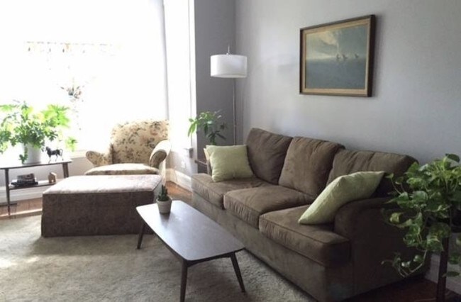 Spacious living room - 2252 Kimball N Ave