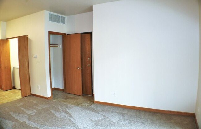Building Photo - 565 Pond View Dr