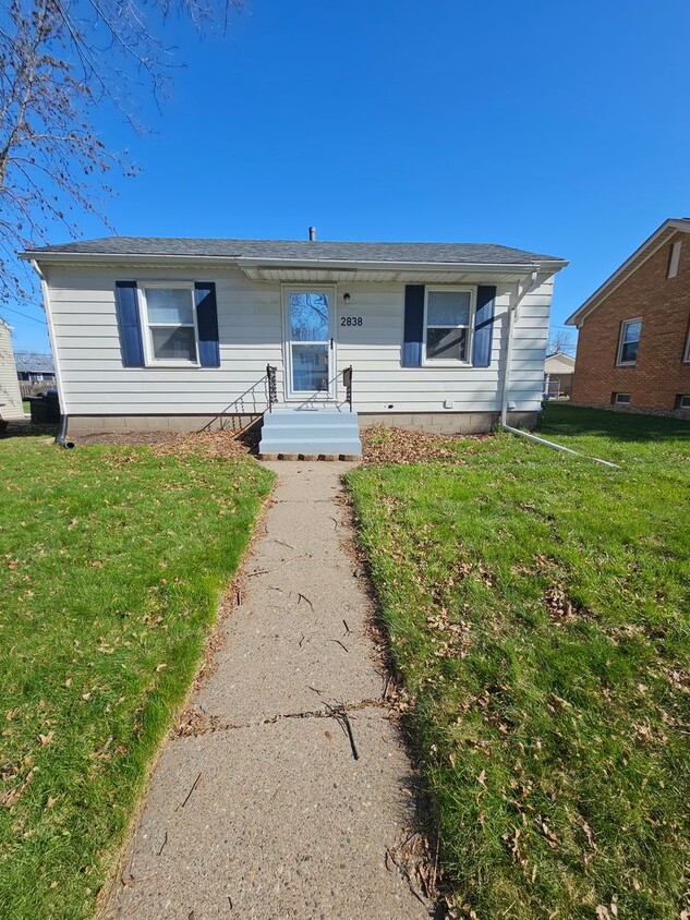 Foto principal - 2838 Oak St. Bettendorf, IA 52722