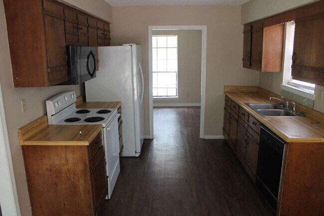 Foto del edificio - This well-maintained 3-bedroom, 2-bathroom home offers a comfortable and functional layout perfec...