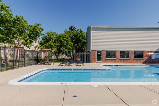 Outdoor Pool - Waterford Place Apartments