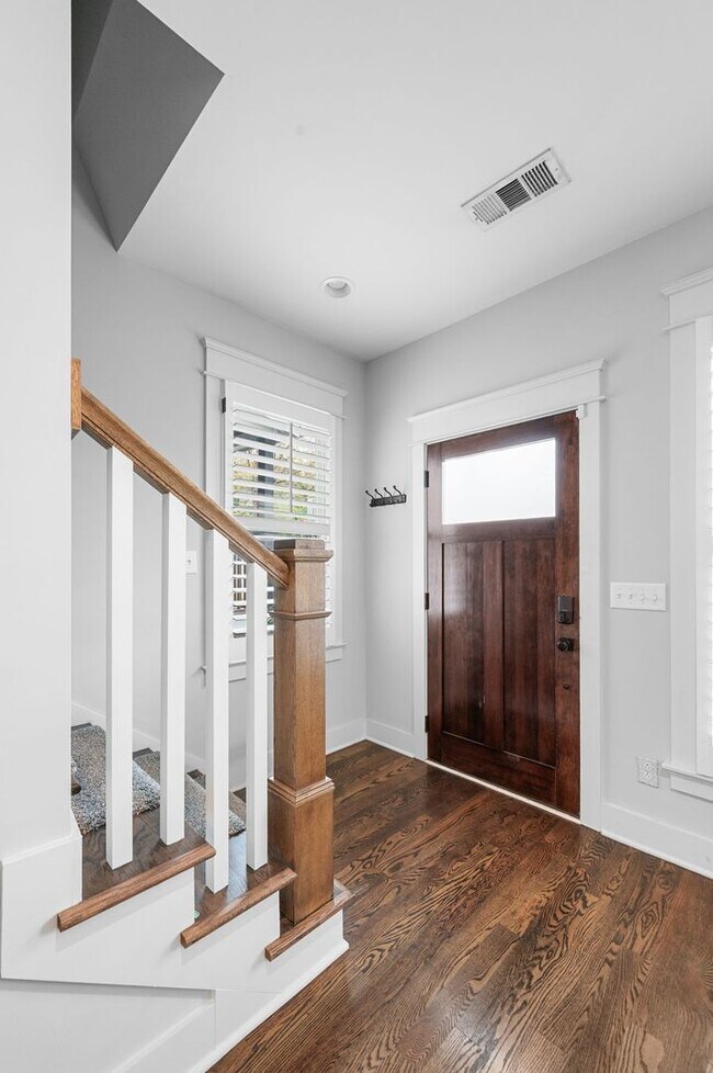 Foto del edificio - Awesome 3BR/3.5BA Craftsman Cottage in Che...