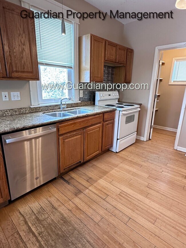 Foto del edificio - Spacious Two Bedroom Single Family Home, Hardwood Floors, W/D, Dishwasher