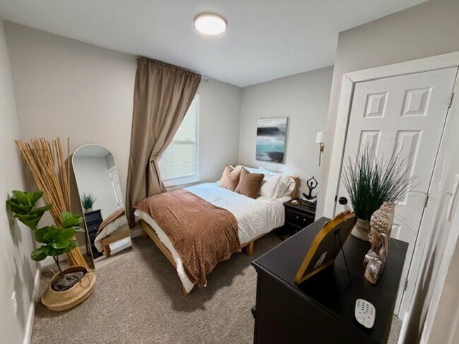 Foto del edificio - Fully Furnished And Updated 4 bedroom 2 bath house for Lease