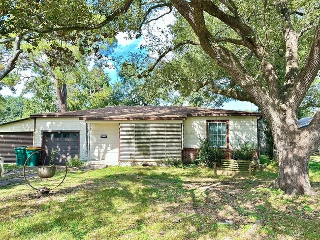 Building Photo - 2810 N Houston Dr