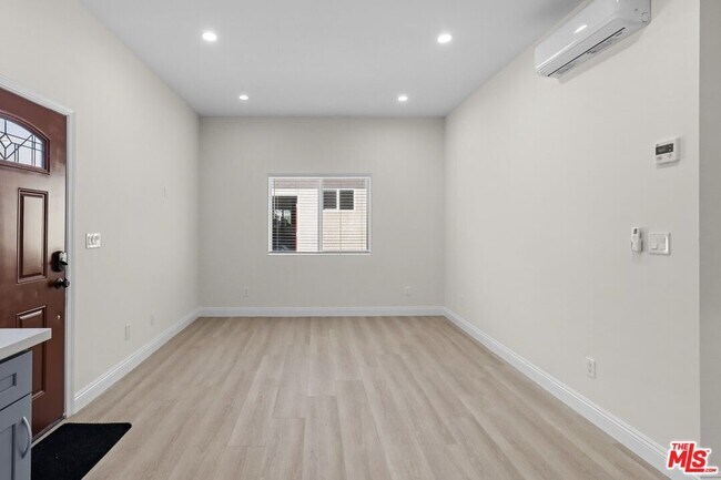Foto del edificio - 2445 Harwood St