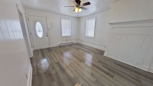 Building Photo - 1st Floor Apartment