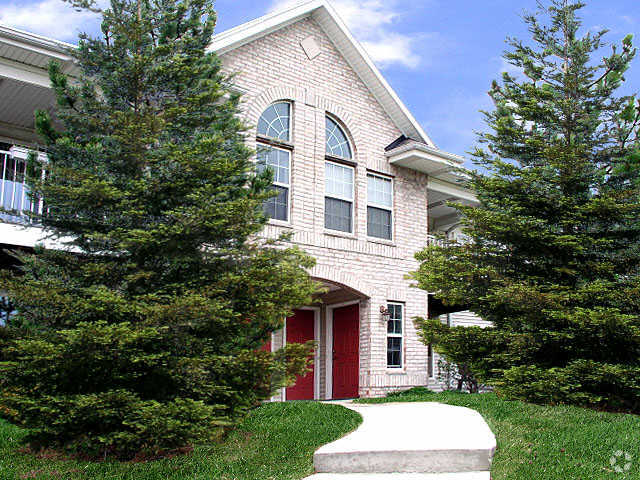 Building - Whispering Ponds Apartments